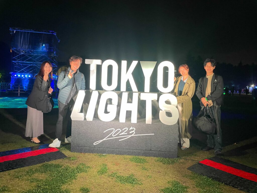 tokyolights ロゴとの写真